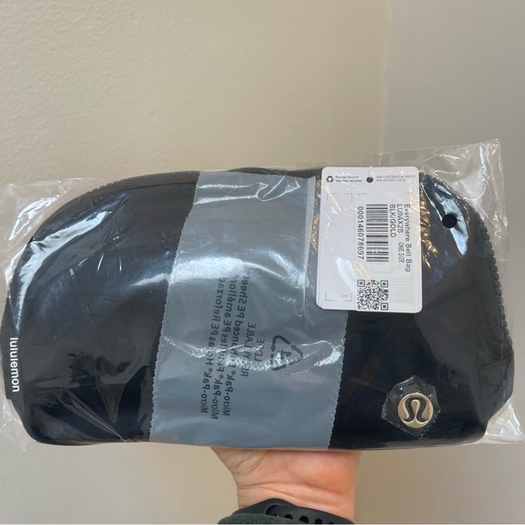 NWT Black / GOLD Lululemon Everywhere Belt bag 1L original size GOLD metal logo - Picture 2 of 15